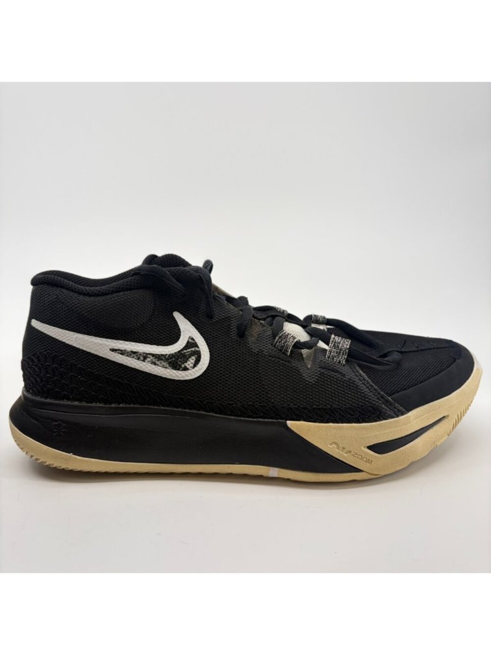 Nike Kyrie Flytrap 6 Mens Size 8 Black White Athletic Basketball Shoes Sneakers